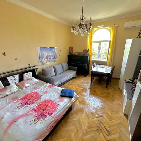 Karson Family Hostel & Guest House เยเรวาน ภายนอก รูปภาพ