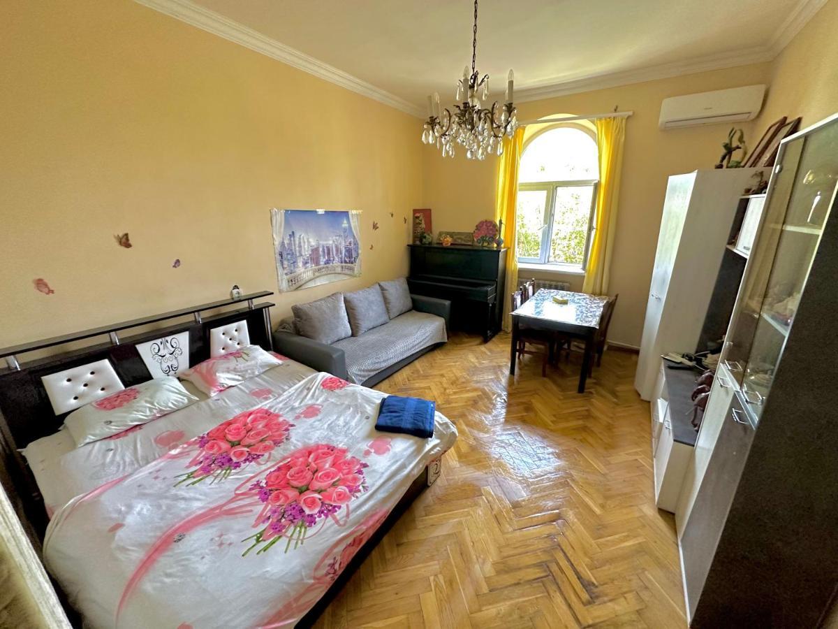 Karson Family Hostel & Guest House เยเรวาน ภายนอก รูปภาพ
